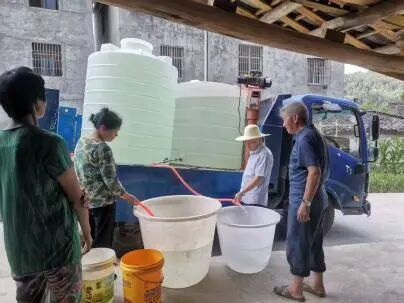 有感而动｜牛价波动、高温干旱，大山养牛户靠什么守住生计？__有感而动｜牛价波动、高温干旱，大山养牛户靠什么守住生计？
